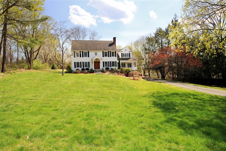 16 Stonecrest Road, Ridgefield, CT 06877, Presented by Laura Ancona